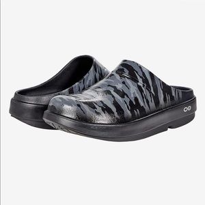 OOFOS OOFOAM Limited Black and Gray Camo Clogs